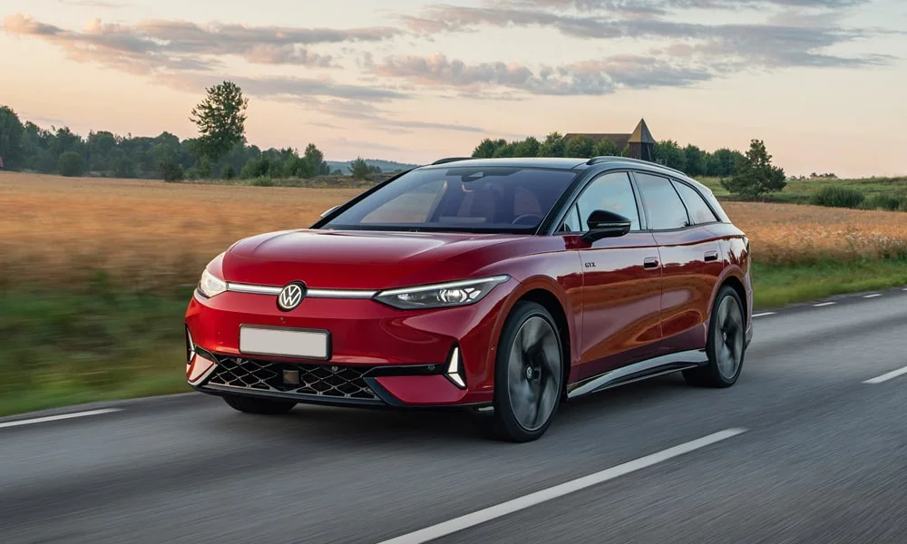 Фото Volkswagen ID 7 Tourer (2024) — вид спереди, фото 4. Анфас: пропорции капота, посадка кузова и графика ходовых огней. Рисунок ходовых огней — подпись модели, по нему её узнают в потоке Volkswagen ID 7 Tourer (2024) — вид спереди, фото 4