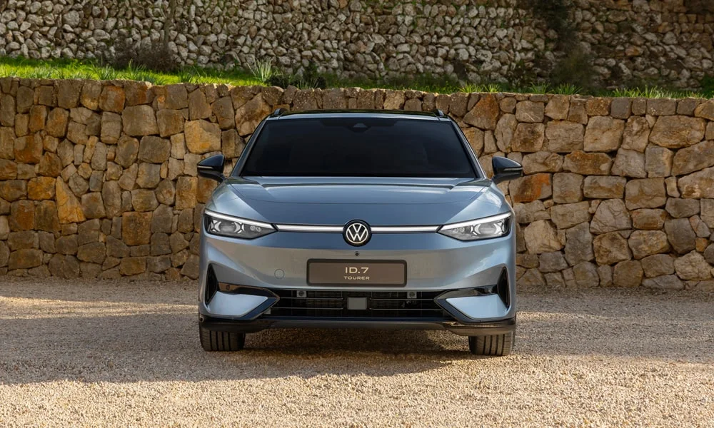Фото Volkswagen ID 7 Tourer (2024) — вид спереди, фото 5. Оптика, решётка и бампер — первое впечатление о модели Volkswagen ID 7 Tourer (2024) — вид спереди, фото 5