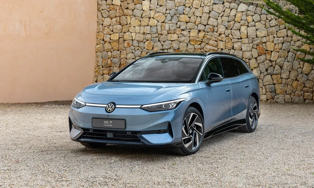 Фото Volkswagen ID 7 Tourer (2024) — вид спереди, фото 7. Синий кузов, строгая симметрия оптики — базовый ракурс знакомства с дизайном Volkswagen ID 7 Tourer (2024) — вид спереди, фото 7