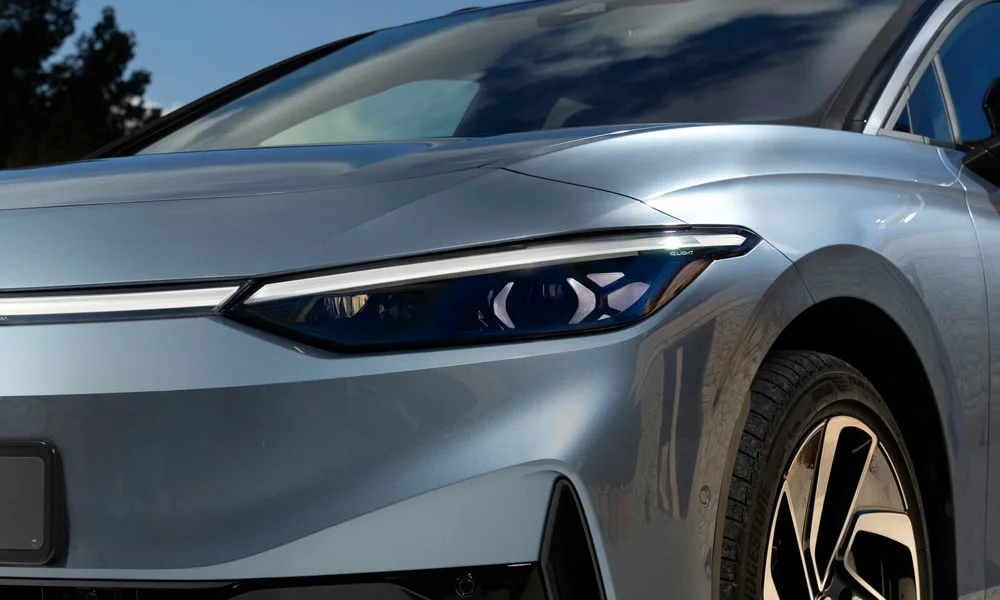 Фото Volkswagen ID 7 Tourer (2024) — вид спереди, фото 8. Оптика, решётка и бампер — первое впечатление о модели. Рисунок ходовых огней — подпись модели, по нему её узнают в потоке Volkswagen ID 7 Tourer (2024) — вид спереди, фото 8
