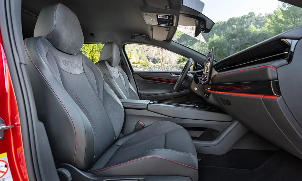 Фото Volkswagen ID 7 Tourer (2024) — интерьер, фото 3. Общий план салона: архитектура панели, консоль и кресла. Светлая гамма зрительно расширяет салон, тёмная — практичнее в уходе Volkswagen ID 7 Tourer (2024) — интерьер, фото 3