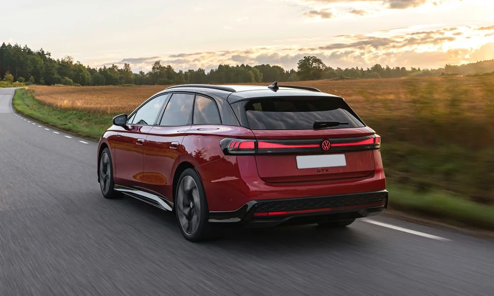 Фото Volkswagen ID 7 Tourer (2024) — вид сзади, фото 3. Графика фонарей, бампер и оформление пятой двери. Светодиодная полоса или раздельные секции — задняя оптика стала главным украшением кормы Volkswagen ID 7 Tourer (2024) — вид сзади, фото 3