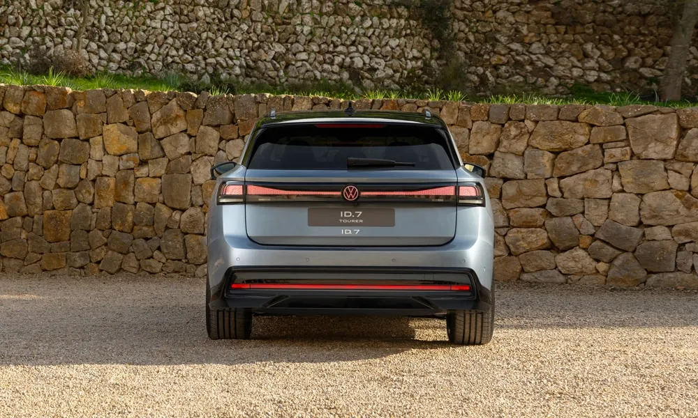 Фото Volkswagen ID 7 Tourer (2024) — вид сзади, фото 5. Графика фонарей, бампер и оформление пятой двери. Светодиодная полоса или раздельные секции — задняя оптика стала главным украшением кормы Volkswagen ID 7 Tourer (2024) — вид сзади, фото 5