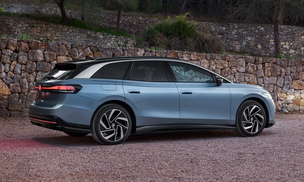 Фото Volkswagen ID 7 Tourer (2024) — вид сзади, фото 6. Синий кузов сзади — фонари и бампер определяют ночной образ модели. Светодиодная полоса или раздельные секции — задняя оптика стала главным украшением кормы Volkswagen ID 7 Tourer (2024) — вид сзади, фото 6
