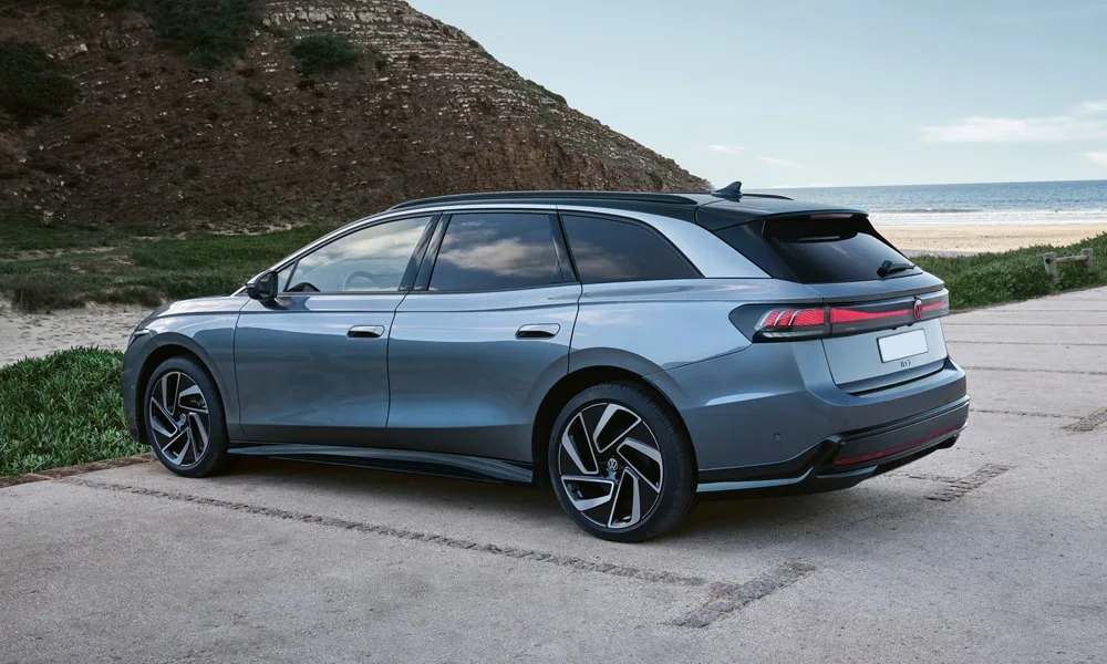 Фото Volkswagen ID 7 Tourer (2024) — вид сзади, фото 7. Графика фонарей, бампер и оформление пятой двери. Светодиодная полоса или раздельные секции — задняя оптика стала главным украшением кормы Volkswagen ID 7 Tourer (2024) — вид сзади, фото 7