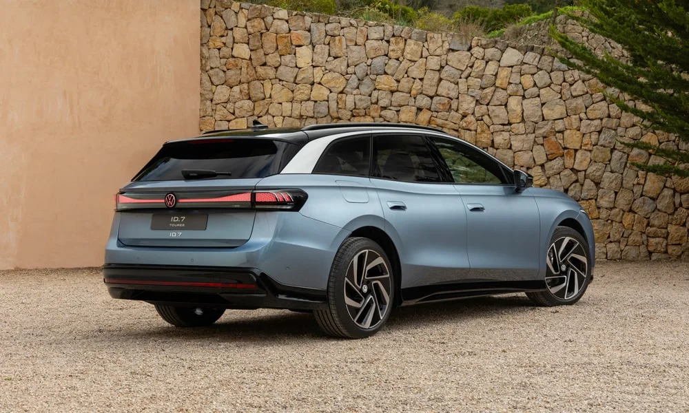 Фото Volkswagen ID 7 Tourer (2024) — вид сзади, фото 8. Синий кузов сзади — фонари и бампер определяют ночной образ модели Volkswagen ID 7 Tourer (2024) — вид сзади, фото 8
