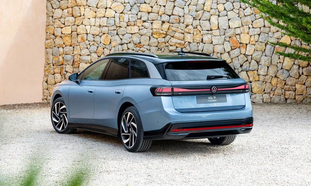 Фото Volkswagen ID 7 Tourer (2024) — вид сзади, фото 9. Линия крыши, стойки и задняя дверь в синем исполнении Volkswagen ID 7 Tourer (2024) — вид сзади, фото 9