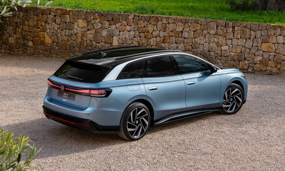 Фото Volkswagen ID 7 Tourer (2024) — вид сзади, фото 10. Синий кузов сзади — фонари и бампер определяют ночной образ модели. Светодиодная полоса или раздельные секции — задняя оптика стала главным украшением кормы Volkswagen ID 7 Tourer (2024) — вид сзади, фото 10