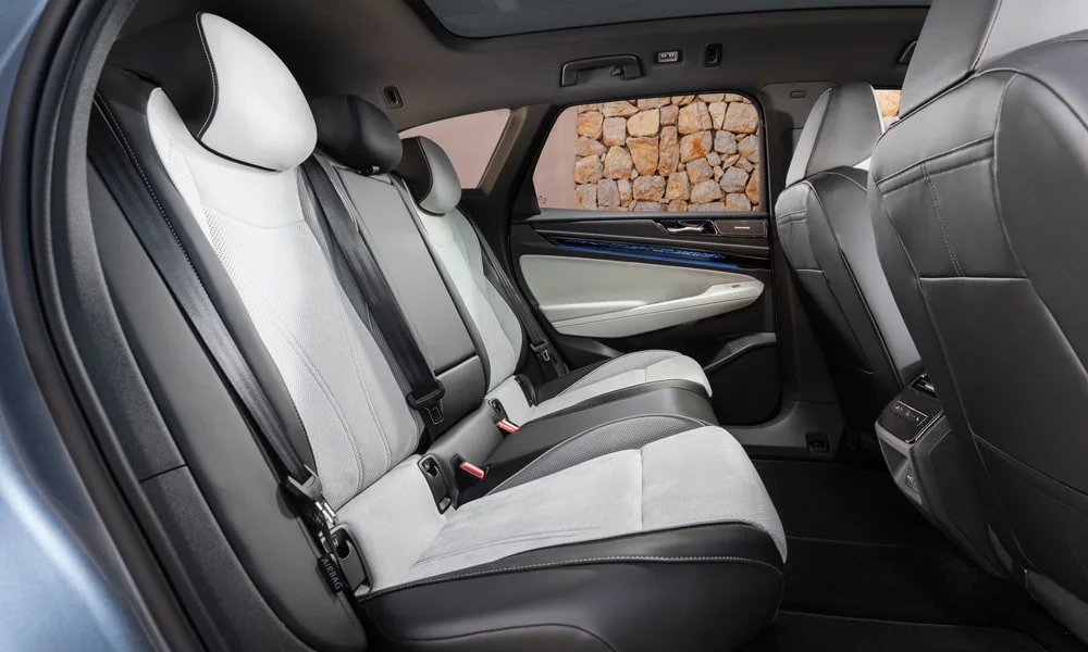 Фото Volkswagen ID 7 Tourer (2024) — задние сиденья. Посадка второго ряда: подголовники и подлокотник. Плоский пол упрощает посадку втроём Volkswagen ID 7 Tourer (2024) — задние сиденья