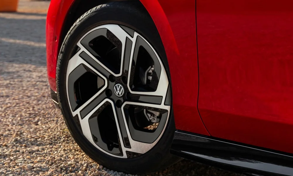 Фото Volkswagen ID 7 Tourer (2024) — вид сбоку, фото 3. Профиль в красном цвете: соотношение колёсной базы и свесов. Длинная база — простор второго ряда; короткие свесы упрощают парковку Volkswagen ID 7 Tourer (2024) — вид сбоку, фото 3