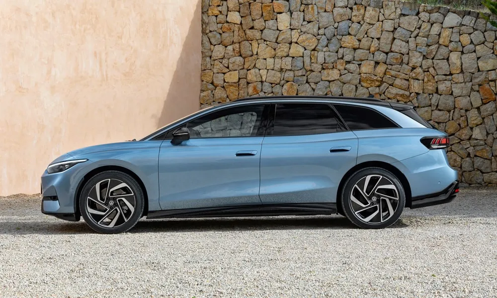 Фото Volkswagen ID 7 Tourer (2024) — вид сбоку, фото 4. Профиль в синем цвете: соотношение колёсной базы и свесов Volkswagen ID 7 Tourer (2024) — вид сбоку, фото 4