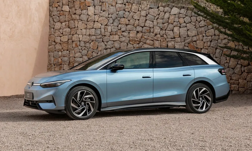 Фото Volkswagen ID 7 Tourer (2024) — вид сбоку, фото 5. Синий кузов в профиль — пропорции, высота посадки и дизайн дисков Volkswagen ID 7 Tourer (2024) — вид сбоку, фото 5