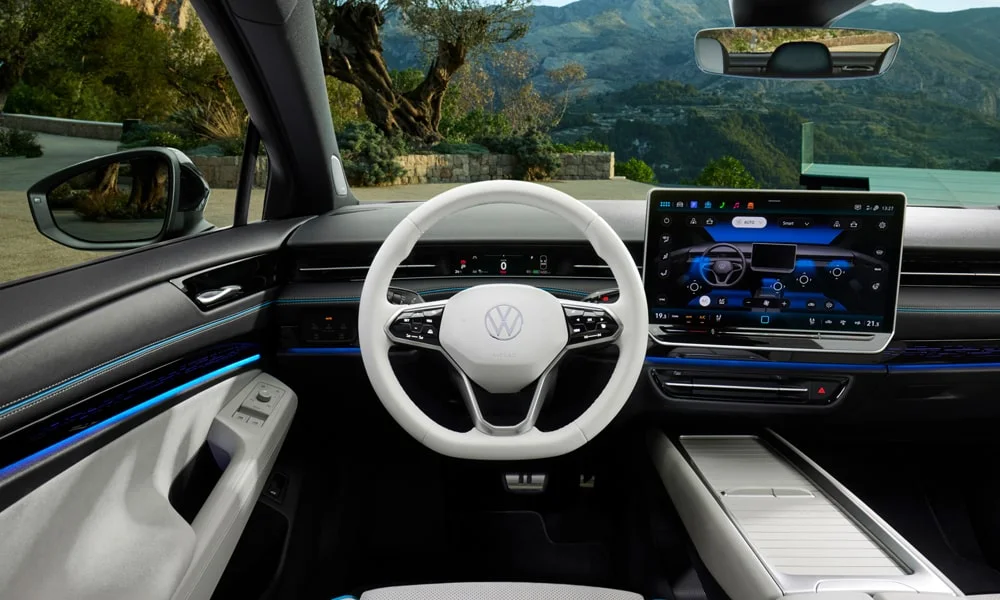 Фото Volkswagen ID 7 (2024) — передняя панель. Архитектура передней панели: ярусы, вставки и консоль в светло-серой гамме. Мягкие материалы верхнего яруса и вставки задают уровень интерьера Volkswagen ID 7 (2024) — передняя панель