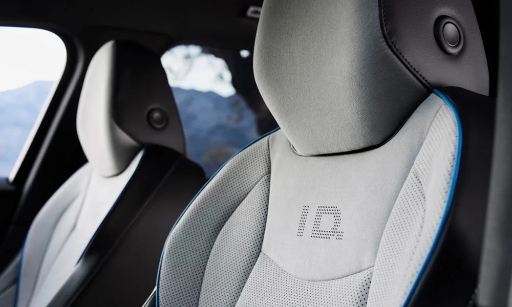 Фото Volkswagen ID 7 (2024) — дверная карта. Подлокотник, динамик и блок стеклоподъёмников. Решётка динамика в двери — часть штатной акустики Volkswagen ID 7 (2024) — дверная карта
