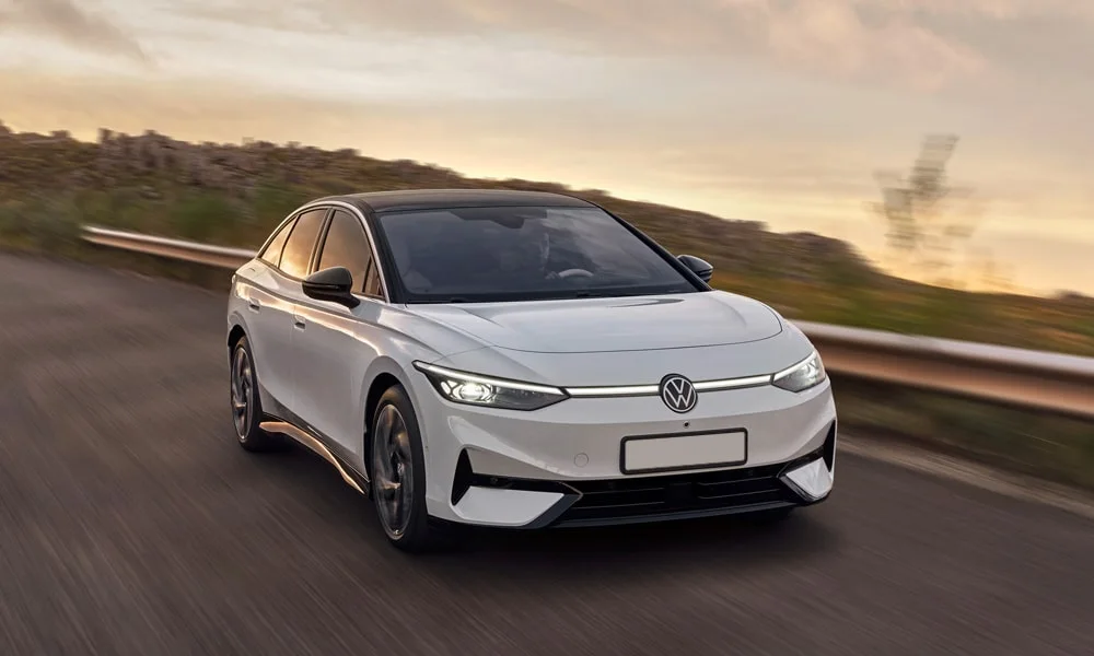 Фото Volkswagen ID 7 (2024) — вид спереди, фото 6. Передок в белом исполнении — крупная светотехника и выразительный бампер Volkswagen ID 7 (2024) — вид спереди, фото 6