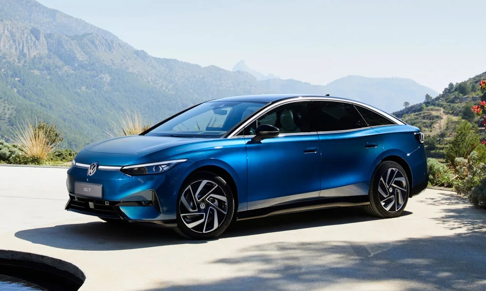 Фото Volkswagen ID 7 (2024) — вид спереди, фото 7. Синий кузов, строгая симметрия оптики — базовый ракурс знакомства с дизайном Volkswagen ID 7 (2024) — вид спереди, фото 7