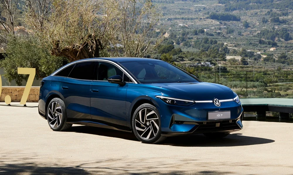 Фото Volkswagen ID 7 (2024) — вид спереди, фото 8. Анфас: пропорции капота, посадка кузова и графика ходовых огней Volkswagen ID 7 (2024) — вид спереди, фото 8
