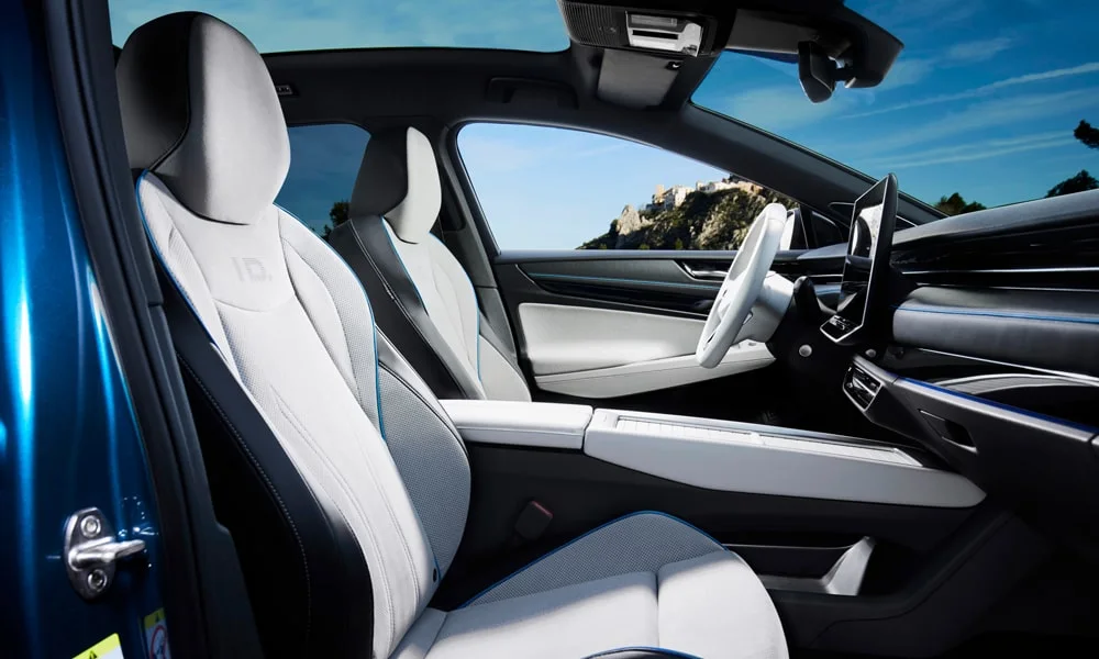 Фото Volkswagen ID 7 (2024) — интерьер. Общий план салона: архитектура панели, консоль и кресла. Уровень отделки читается по стыкам панелей и мягким поверхностям в зонах касания Volkswagen ID 7 (2024) — интерьер
