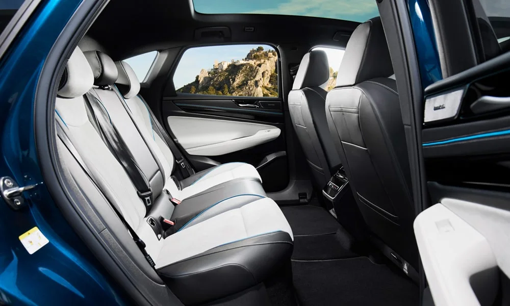 Фото Volkswagen ID 7 (2024) — интерьер, фото 2. Общий план салона: архитектура панели, консоль и кресла Volkswagen ID 7 (2024) — интерьер, фото 2