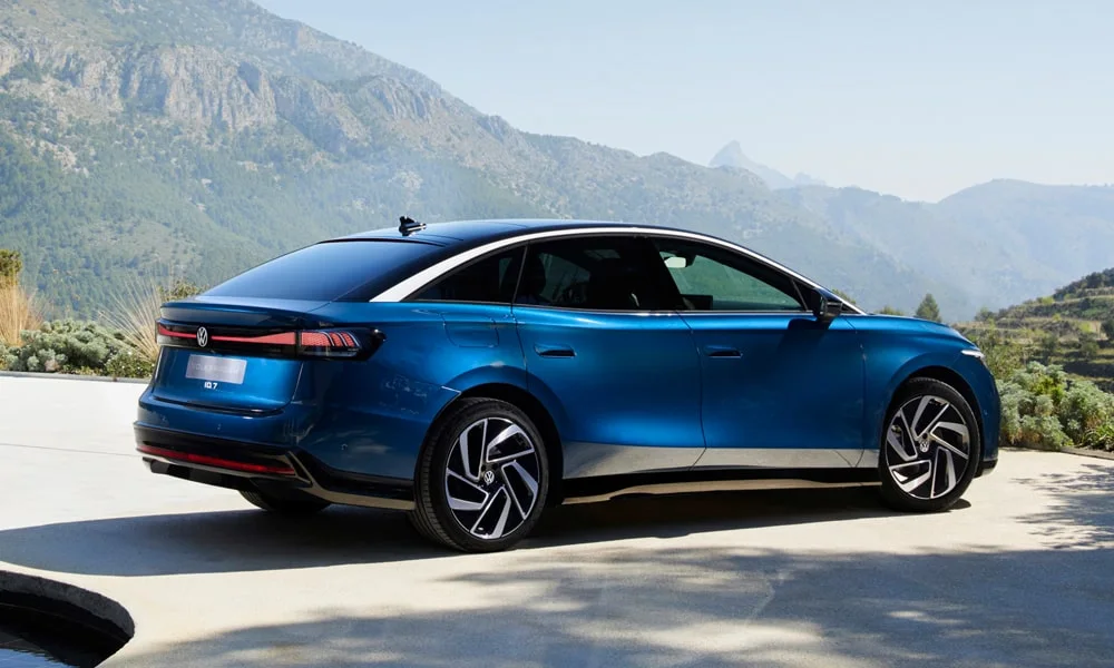 Фото Volkswagen ID 7 (2024) — вид сзади, фото 4. Линия крыши, стойки и задняя дверь в синем исполнении Volkswagen ID 7 (2024) — вид сзади, фото 4