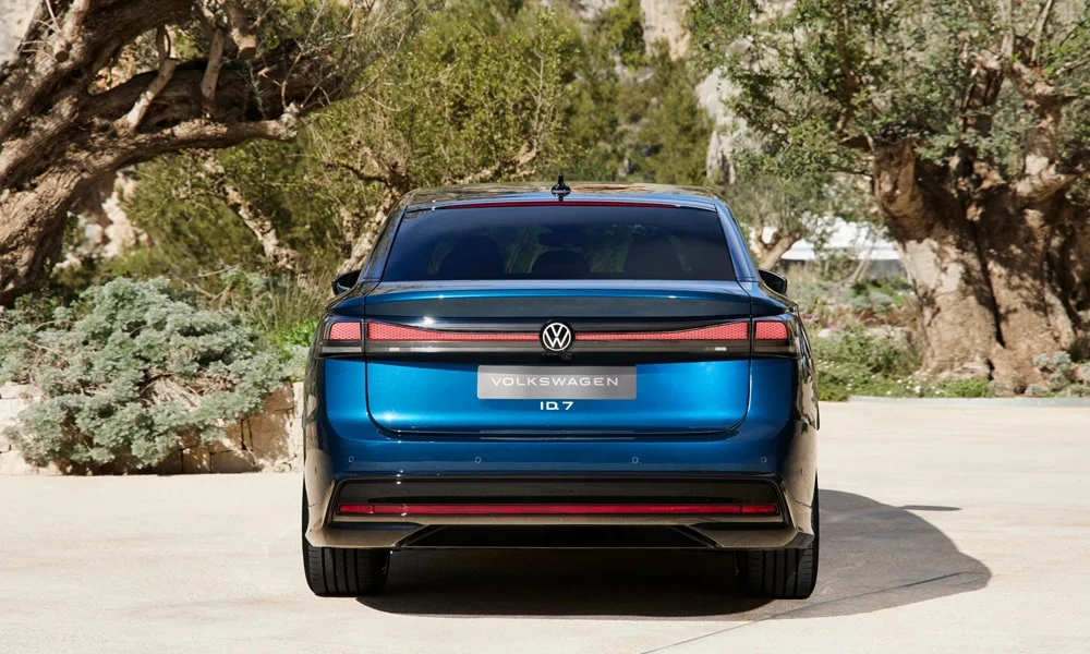 Фото Volkswagen ID 7 (2024) — вид сзади, фото 6. Корма в синем цвете: графика фонарей и пластика пятой двери Volkswagen ID 7 (2024) — вид сзади, фото 6