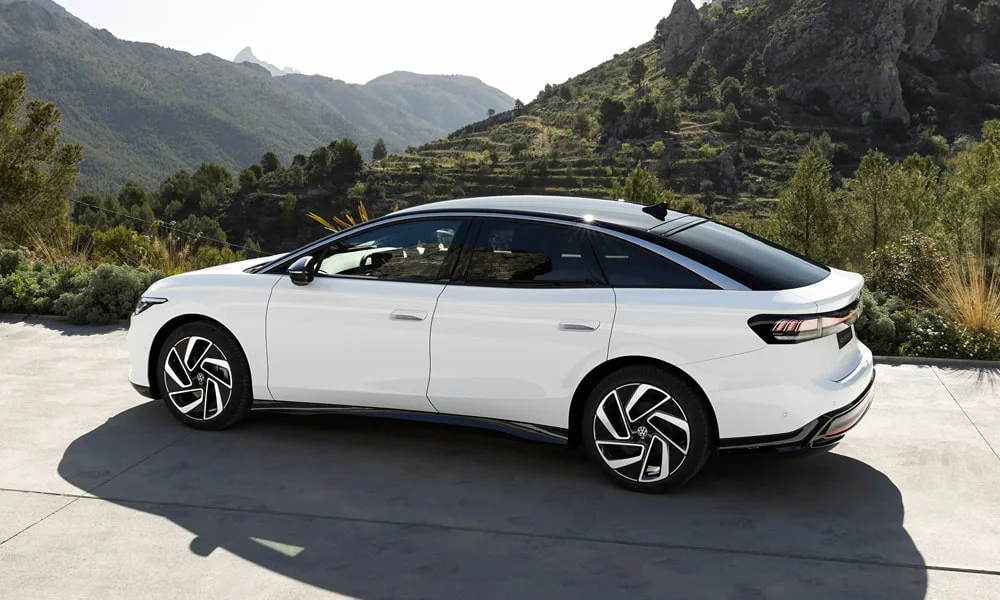 Фото Volkswagen ID 7 (2024) — вид сзади, фото 7. Корма в белом цвете: графика фонарей и пластика пятой двери. Насадки выхлопа или их имитация внизу бампера различают версии Volkswagen ID 7 (2024) — вид сзади, фото 7