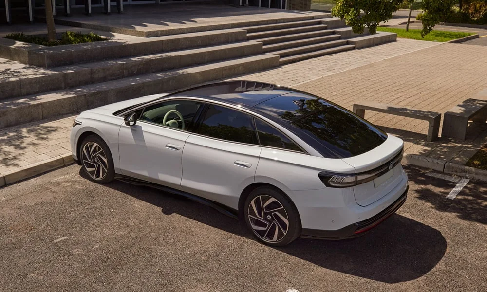 Фото Volkswagen ID 7 (2024) — крыша. Линия крыши и панорамное остекление с высоты. Рейлинги рассчитаны на поперечины для бокса или велокреплений Volkswagen ID 7 (2024) — крыша