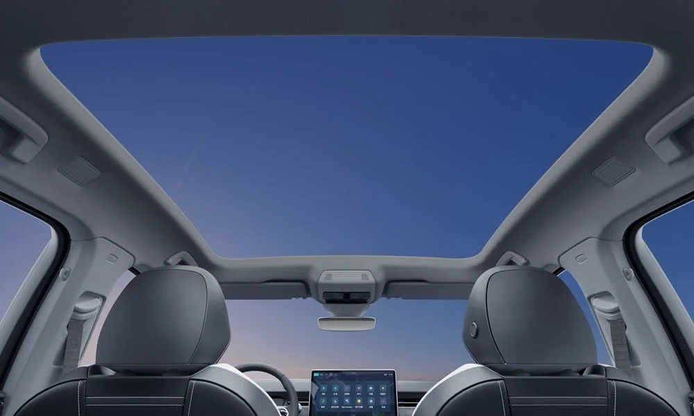 Фото Volkswagen ID 7 (2024) — панорамная крыша. Остекление крыши изнутри: света в салоне заметно больше Volkswagen ID 7 (2024) — панорамная крыша