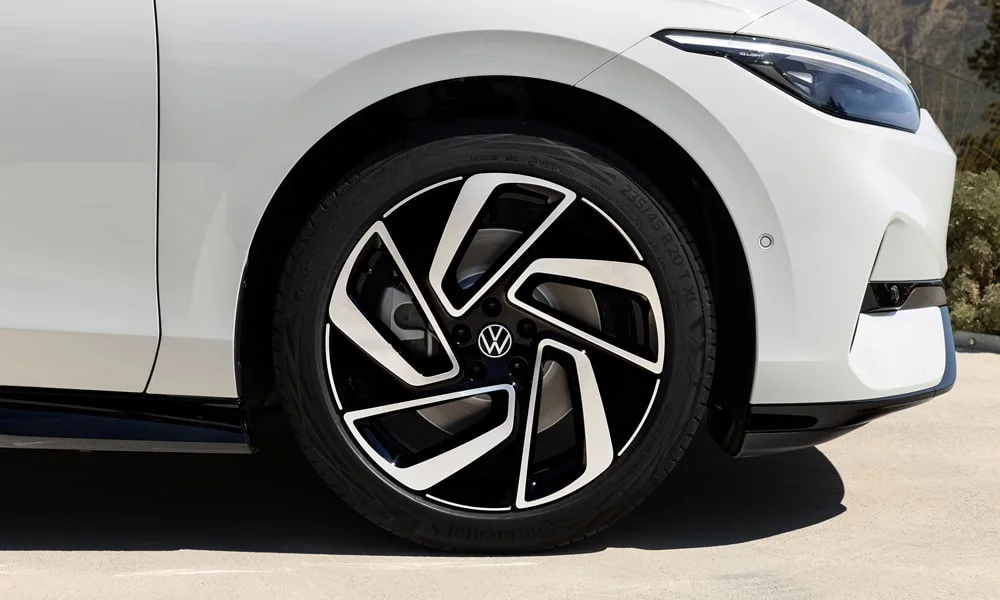 Фото Volkswagen ID 7 (2024) — колесо и диск. Дизайн спиц и профиль резины крупным планом. При подборе зимнего комплекта сохраняйте наружный диаметр колеса Volkswagen ID 7 (2024) — колесо и диск
