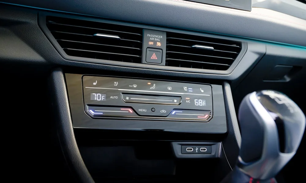 Фото Volkswagen Jetta (2024) — блок климат-контроля. Физические клавиши температуры и обдува. Раздельные зоны позволяют водителю и пассажиру выбрать свою температуру Volkswagen Jetta (2024) — блок климат-контроля