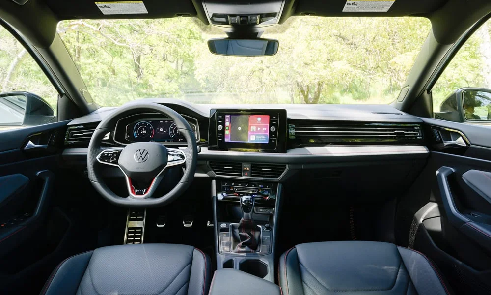 Фото Volkswagen Jetta (2024) — передняя панель. Компоновка экранов, дефлекторов и консоли. Мягкие материалы верхнего яруса и вставки задают уровень интерьера Volkswagen Jetta (2024) — передняя панель