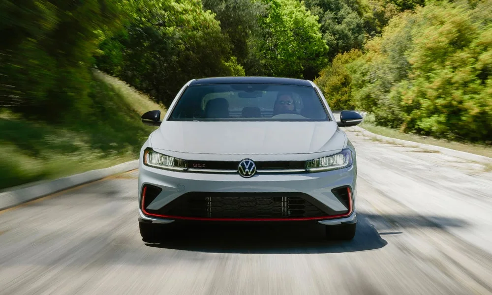 Фото Volkswagen Jetta (2024) — вид спереди, фото 5. Оптика, решётка и бампер — первое впечатление о модели. Дневные ходовые огни включаются автоматически с запуском Volkswagen Jetta (2024) — вид спереди, фото 5