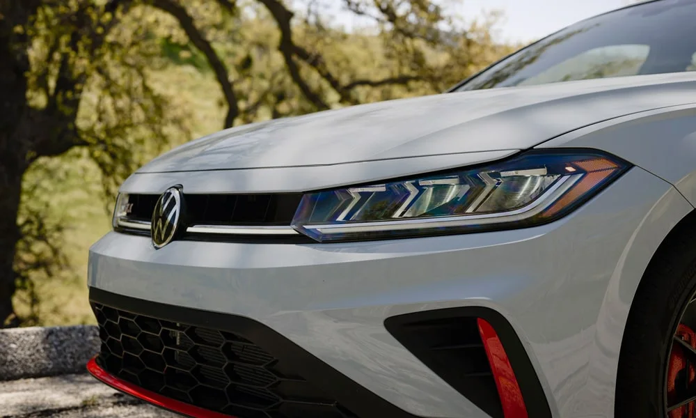 Фото Volkswagen Jetta (2024) — вид спереди, фото 6. Оптика, решётка и бампер — первое впечатление о модели Volkswagen Jetta (2024) — вид спереди, фото 6
