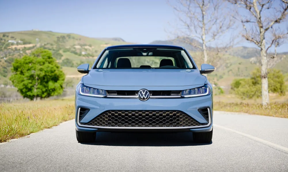 Фото Volkswagen Jetta (2024) — вид спереди, фото 7. Кузов в синем цвете: рисунок оптики и решётки задаёт узнаваемое «лицо» модели Volkswagen Jetta (2024) — вид спереди, фото 7