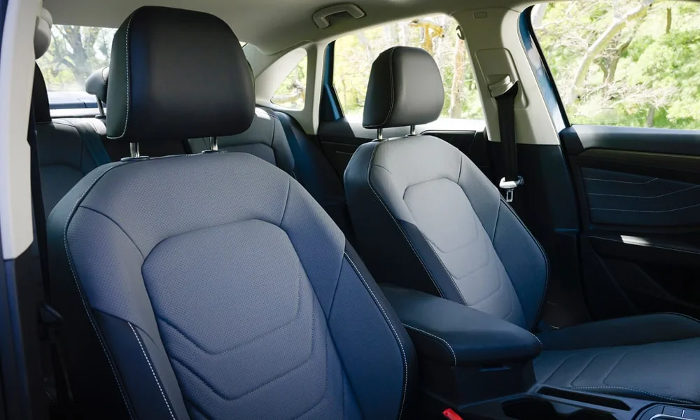Фото Volkswagen Jetta (2024) — передние сиденья. Профиль кресел: боковая поддержка и подголовники. Перфорация обивки нужна для вентиляции — функции старших комплектаций Volkswagen Jetta (2024) — передние сиденья