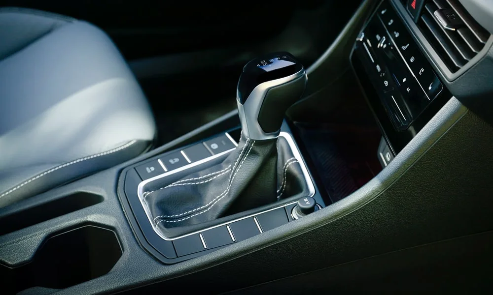 Фото Volkswagen Jetta (2024) — селектор коробки передач. Управление коробкой: компактный селектор освобождает место на тоннеле Volkswagen Jetta (2024) — селектор коробки передач