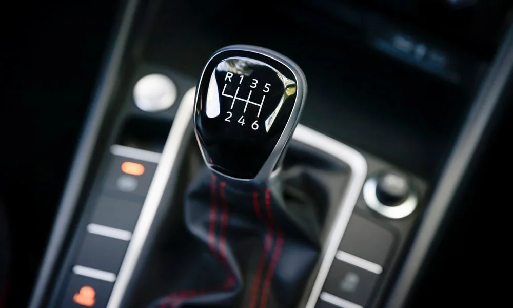 Фото Volkswagen Jetta (2024) — селектор коробки передач, фото 2. Селектор трансмиссии на центральной консоли Volkswagen Jetta (2024) — селектор коробки передач, фото 2