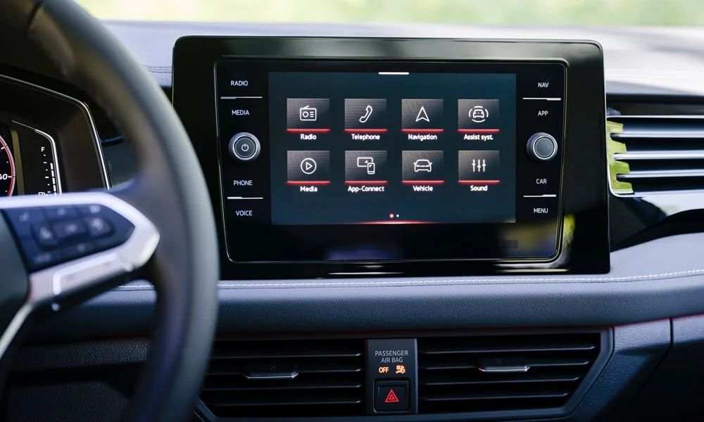 Фото Volkswagen Jetta (2024) — экран мультимедиа. Интерфейс медиасистемы крупным планом Volkswagen Jetta (2024) — экран мультимедиа