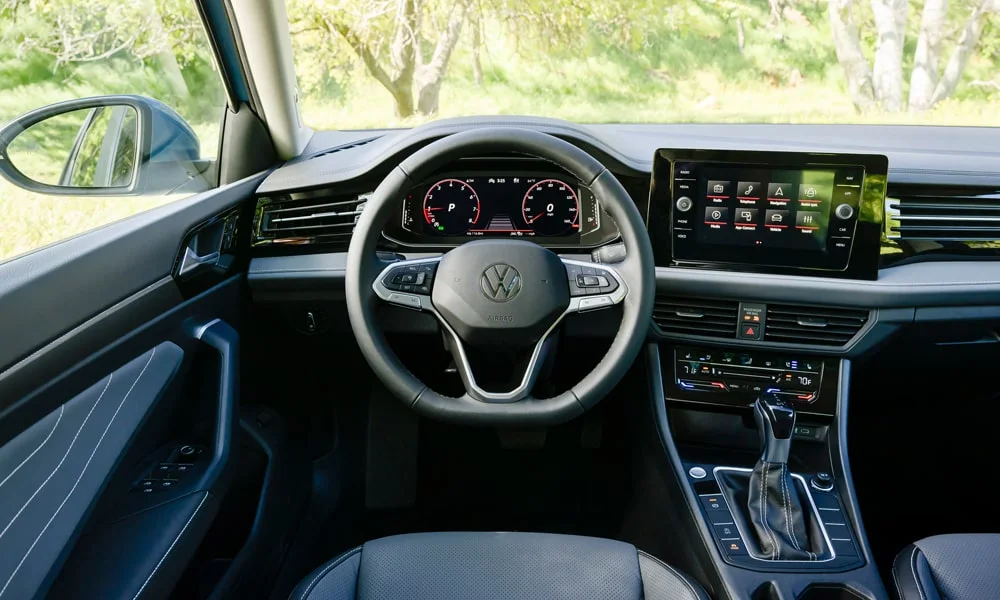 Фото Volkswagen Jetta (2024) — руль. Обшивка обода и компоновка спиц крупным планом Volkswagen Jetta (2024) — руль