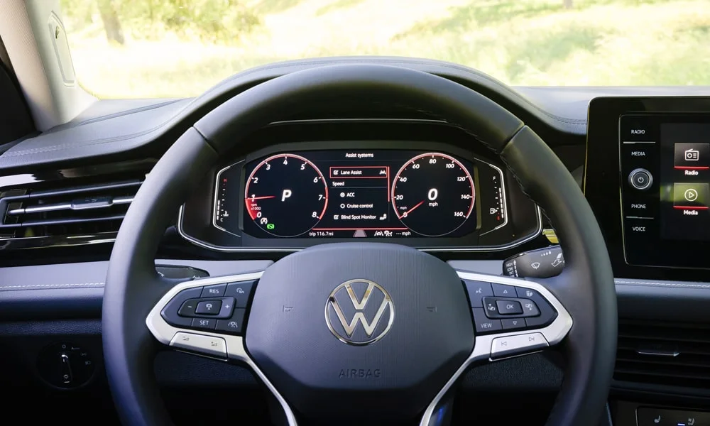 Фото Volkswagen Jetta (2024) — руль, фото 2. Обшивка обода и компоновка спиц крупным планом. Обогрев обода — опция, которую оценят зимой Volkswagen Jetta (2024) — руль, фото 2