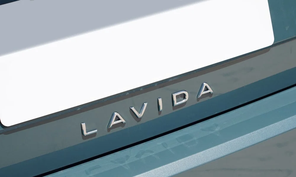 Фото Volkswagen Lavida (2024) — эмблема. Логотип марки крупным планом. Шильдик версии на корме помогает отличать комплектации Volkswagen Lavida (2024) — эмблема