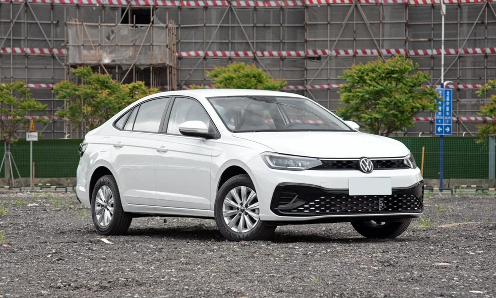 Фото Volkswagen Lavida (2024) — вид спереди, фото 3. Оптика, решётка и бампер — первое впечатление о модели. Дневные ходовые огни включаются автоматически с запуском Volkswagen Lavida (2024) — вид спереди, фото 3