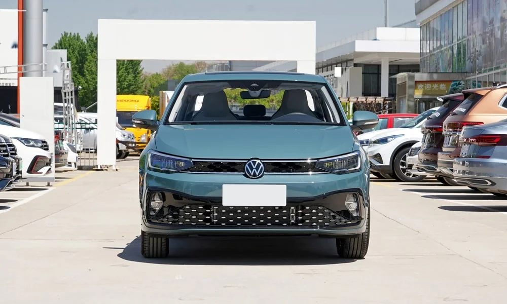Фото Volkswagen Lavida (2024) — вид спереди, фото 4. Оптика, решётка и бампер — первое впечатление о модели. Рисунок ходовых огней — подпись модели, по нему её узнают в потоке Volkswagen Lavida (2024) — вид спереди, фото 4