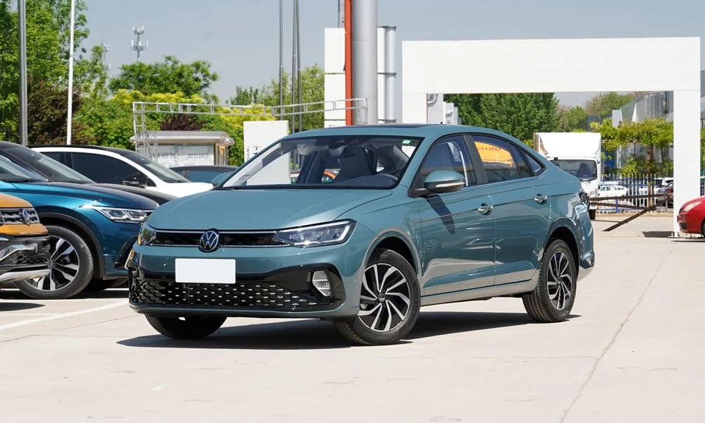 Фото Volkswagen Lavida (2024) — вид спереди, фото 6. Анфас: пропорции капота, посадка кузова и графика ходовых огней. Дневные ходовые огни включаются автоматически с запуском Volkswagen Lavida (2024) — вид спереди, фото 6