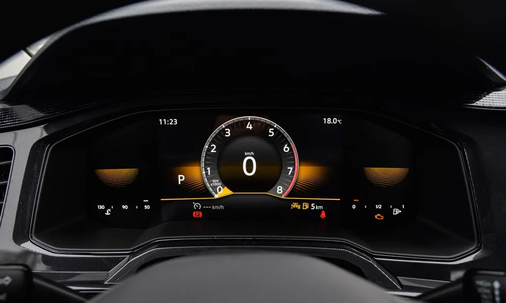 Фото Volkswagen Lavida (2024) — приборная панель. Экран приборов за рулём — вся ходовая информация перед глазами. Запас хода и расход выводятся крупно — главные цифры ежедневных поездок Volkswagen Lavida (2024) — приборная панель