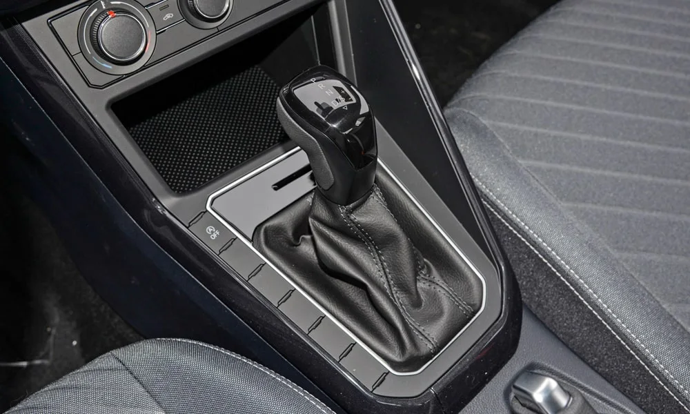 Фото Volkswagen Lavida (2024) — селектор коробки передач. Управление коробкой: компактный селектор освобождает место на тоннеле Volkswagen Lavida (2024) — селектор коробки передач