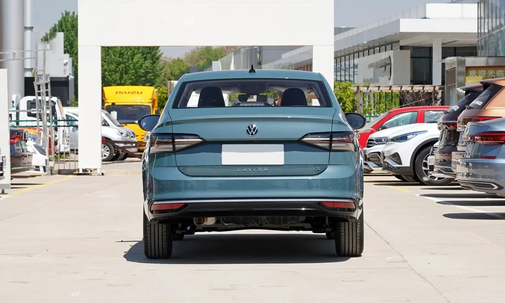 Фото Volkswagen Lavida (2024) — вид сзади, фото 6. Графика фонарей, бампер и оформление пятой двери Volkswagen Lavida (2024) — вид сзади, фото 6