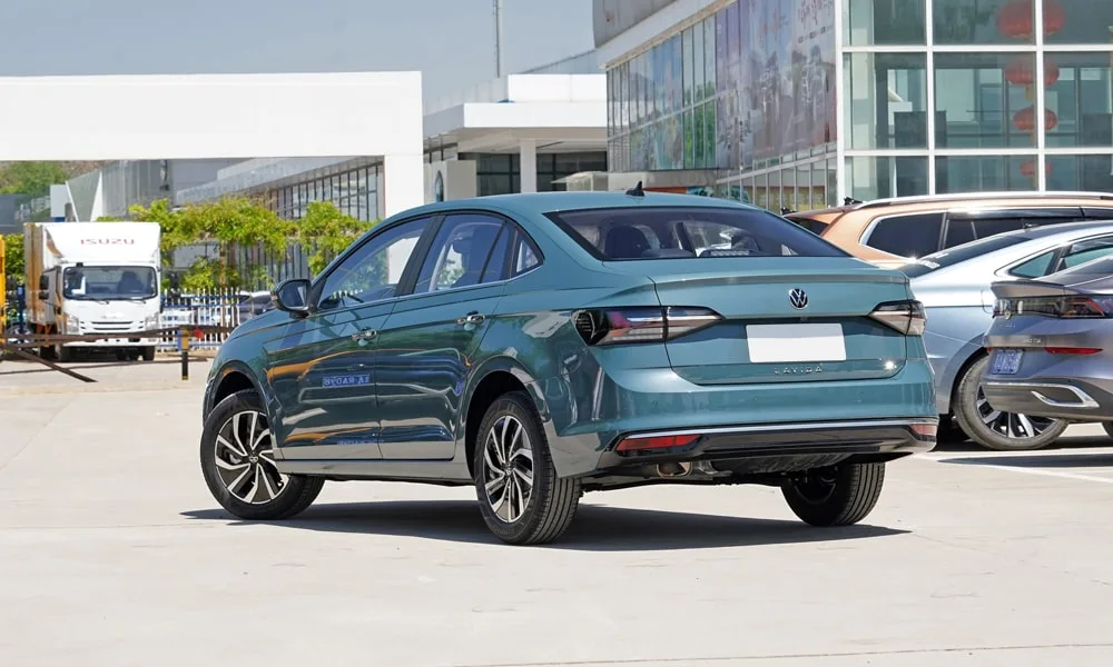 Фото Volkswagen Lavida (2024) — вид сзади, фото 7. Графика фонарей, бампер и оформление пятой двери. Светодиодная полоса или раздельные секции — задняя оптика стала главным украшением кормы Volkswagen Lavida (2024) — вид сзади, фото 7