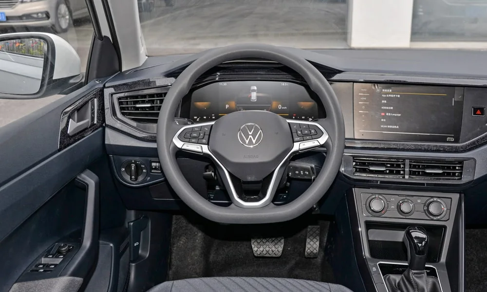 Фото Volkswagen Lavida (2024) — руль. Обшивка обода и компоновка спиц крупным планом. Обогрев обода — опция, которую оценят зимой Volkswagen Lavida (2024) — руль