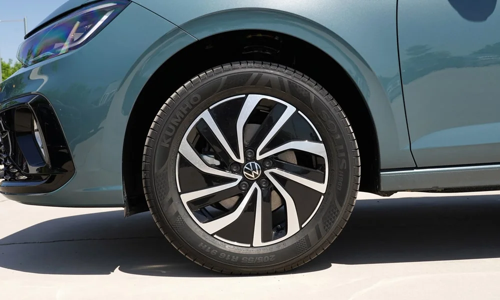 Фото Volkswagen Lavida (2024) — колесо и диск. Дизайн спиц и профиль резины крупным планом. При подборе зимнего комплекта сохраняйте наружный диаметр колеса Volkswagen Lavida (2024) — колесо и диск